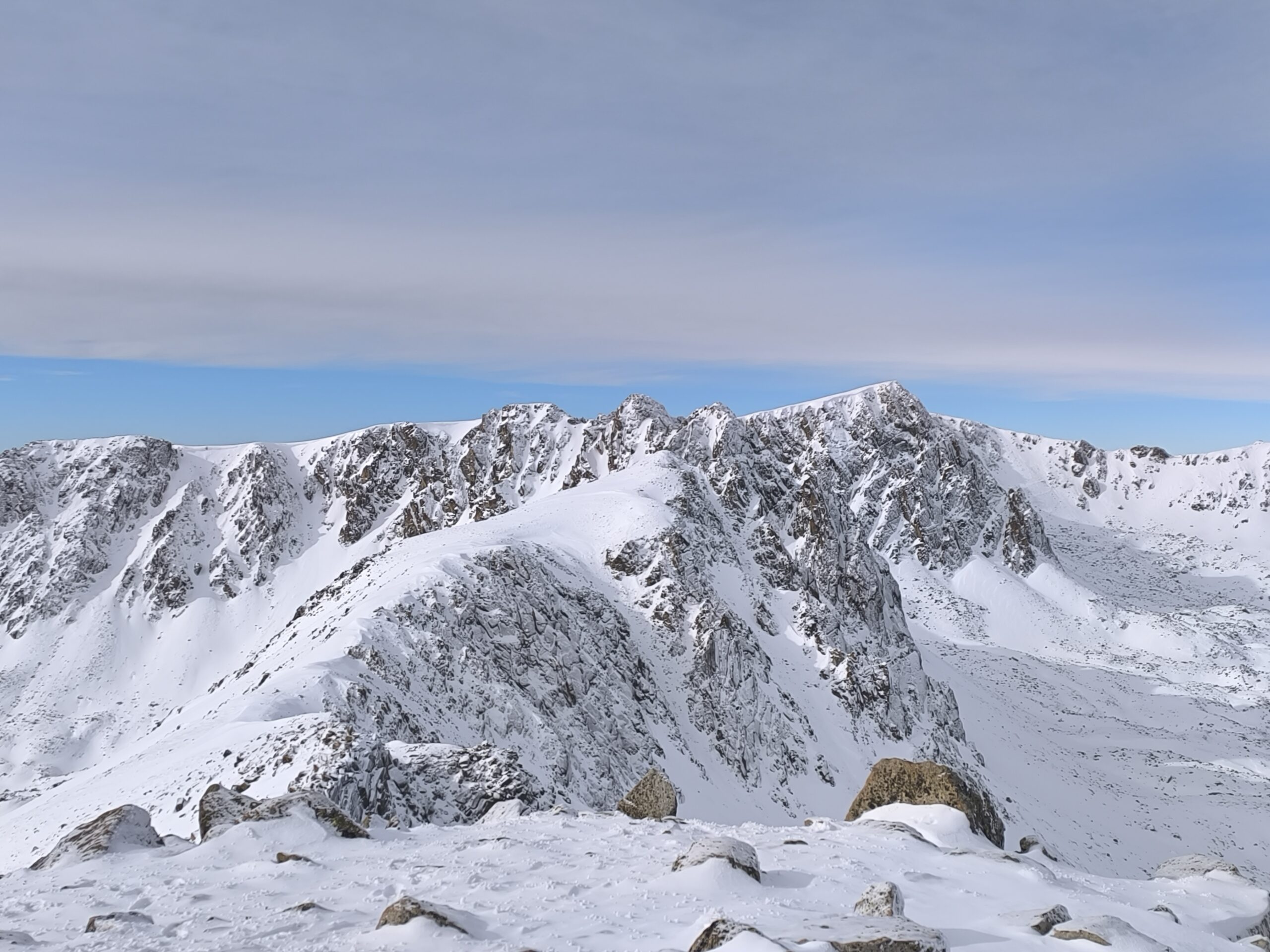 Grup caminant amb raquetes de neu al Pallars Sobirà