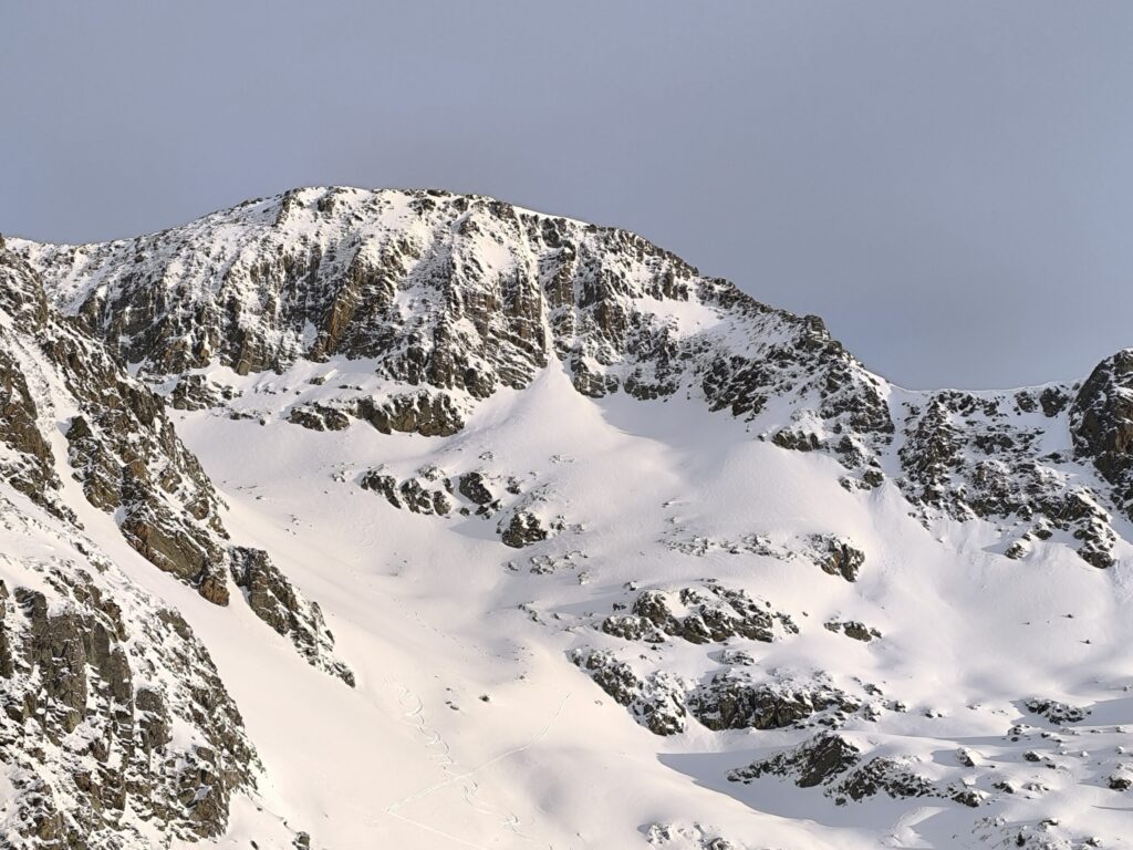 Caminant amb raquetes de neu a l'entorn nevat de la Pleta del Prat, Tavascan