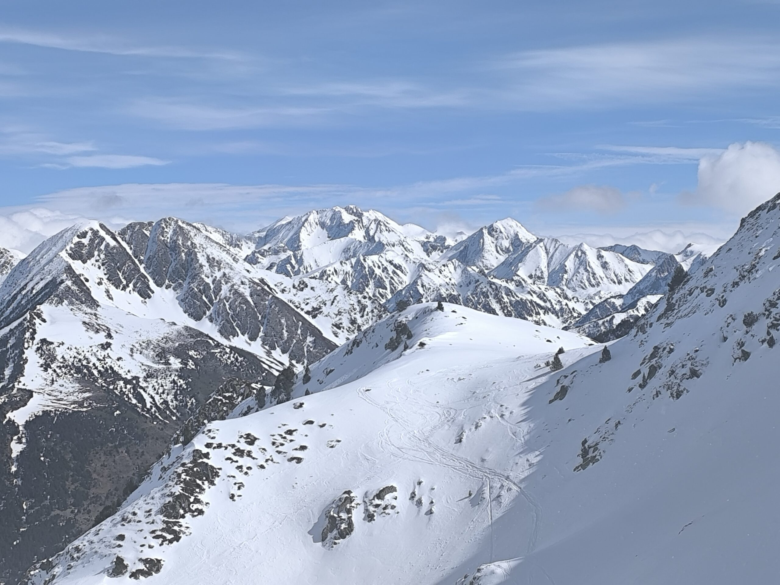 Panoràmica hivernal des d'un dels cims del sector de Tavascan