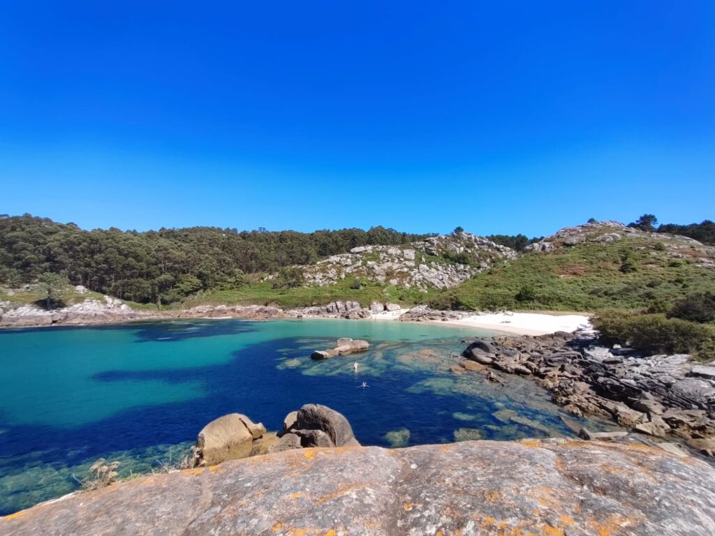 Praia de Lagos, cala amagada d'aigües turqueses a la ruta de Bueu - Cabo Udra, Galícia