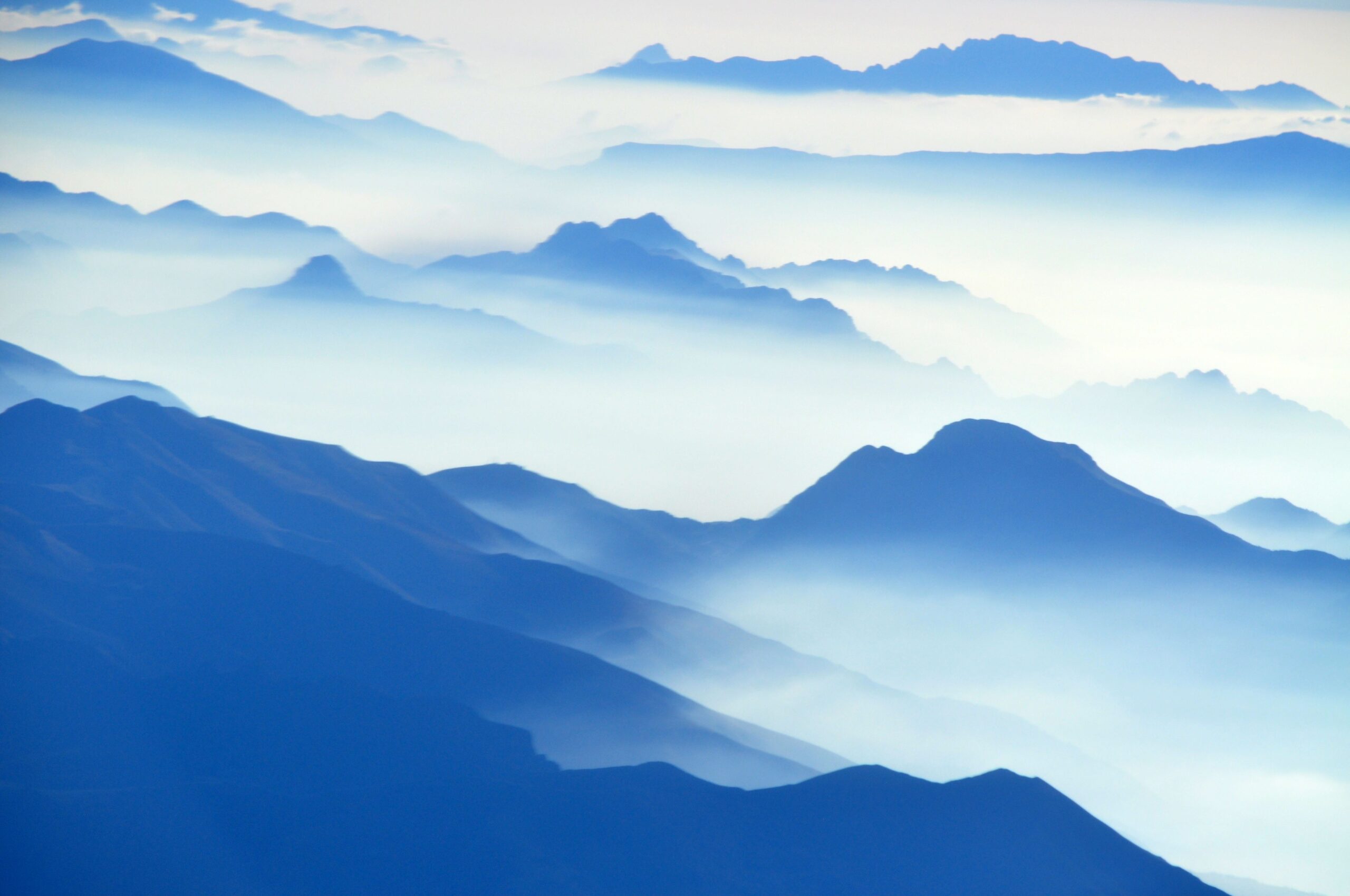 Vista panoràmica d'una serralada mostrant capes geològiques